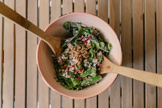 Ensalada de otoño con feta, granada y nueces ralladas