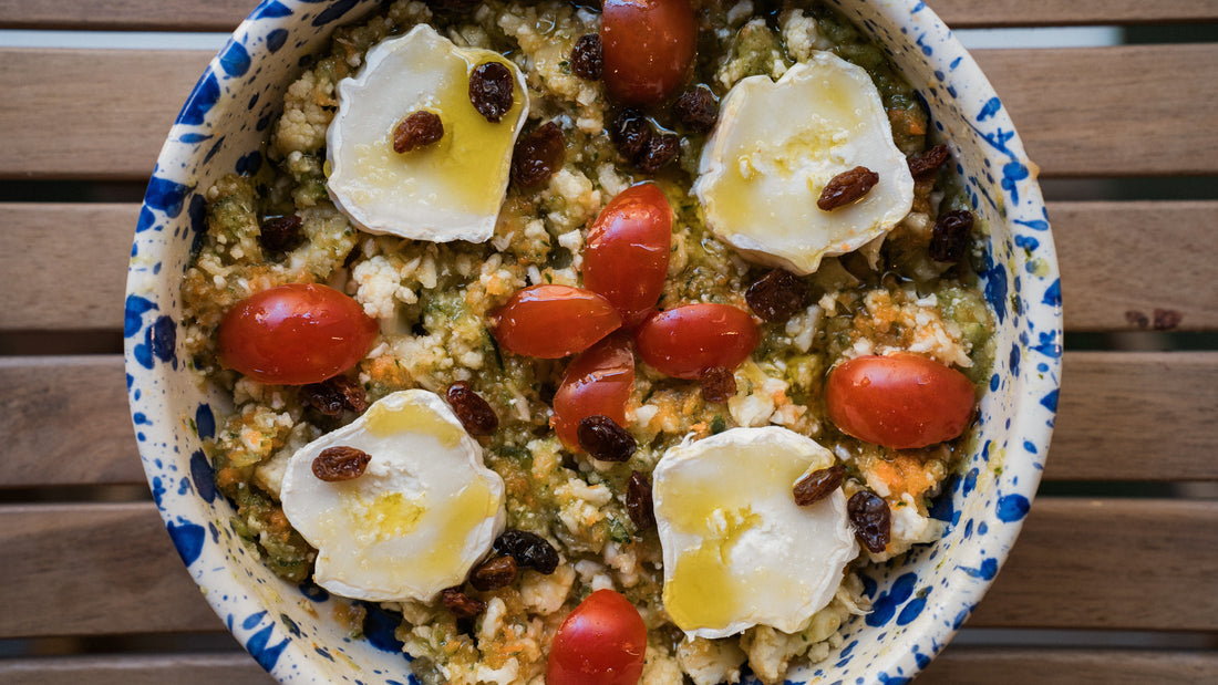 Ensalada de couscous de coliflor al plato rallador