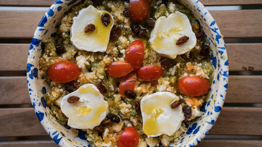 Ensalada de couscous de coliflor al plato rallador