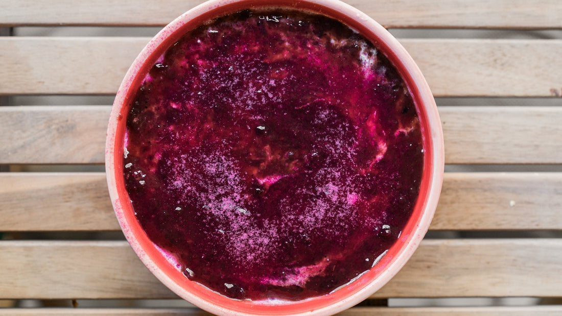 Postre cremoso de yogur y mermelada con base de galleta