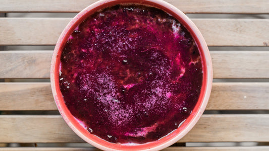 Postre cremoso de yogur y mermelada con base de galleta