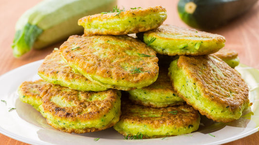 Tortitas de calabacín preparadas con plato rallador de cerámica artesanal hecha en España