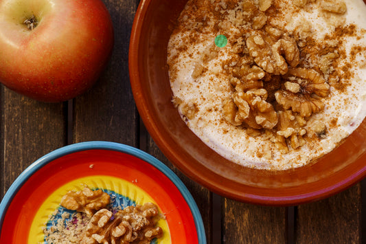 bowl de ceramica entre decoración floral para shooting de moda