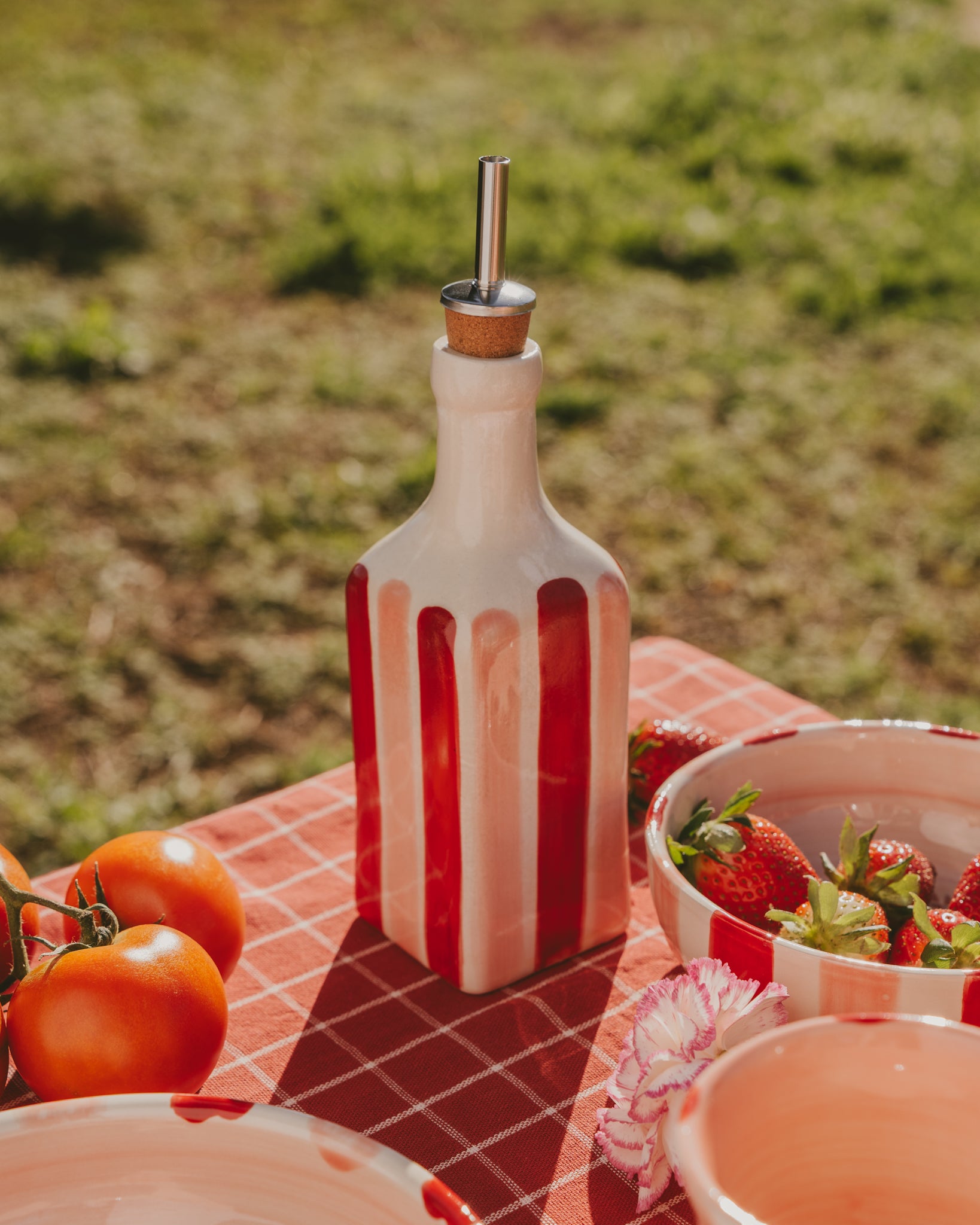 aceitera de cerámica rosa y roja artesanal hecha en españa
