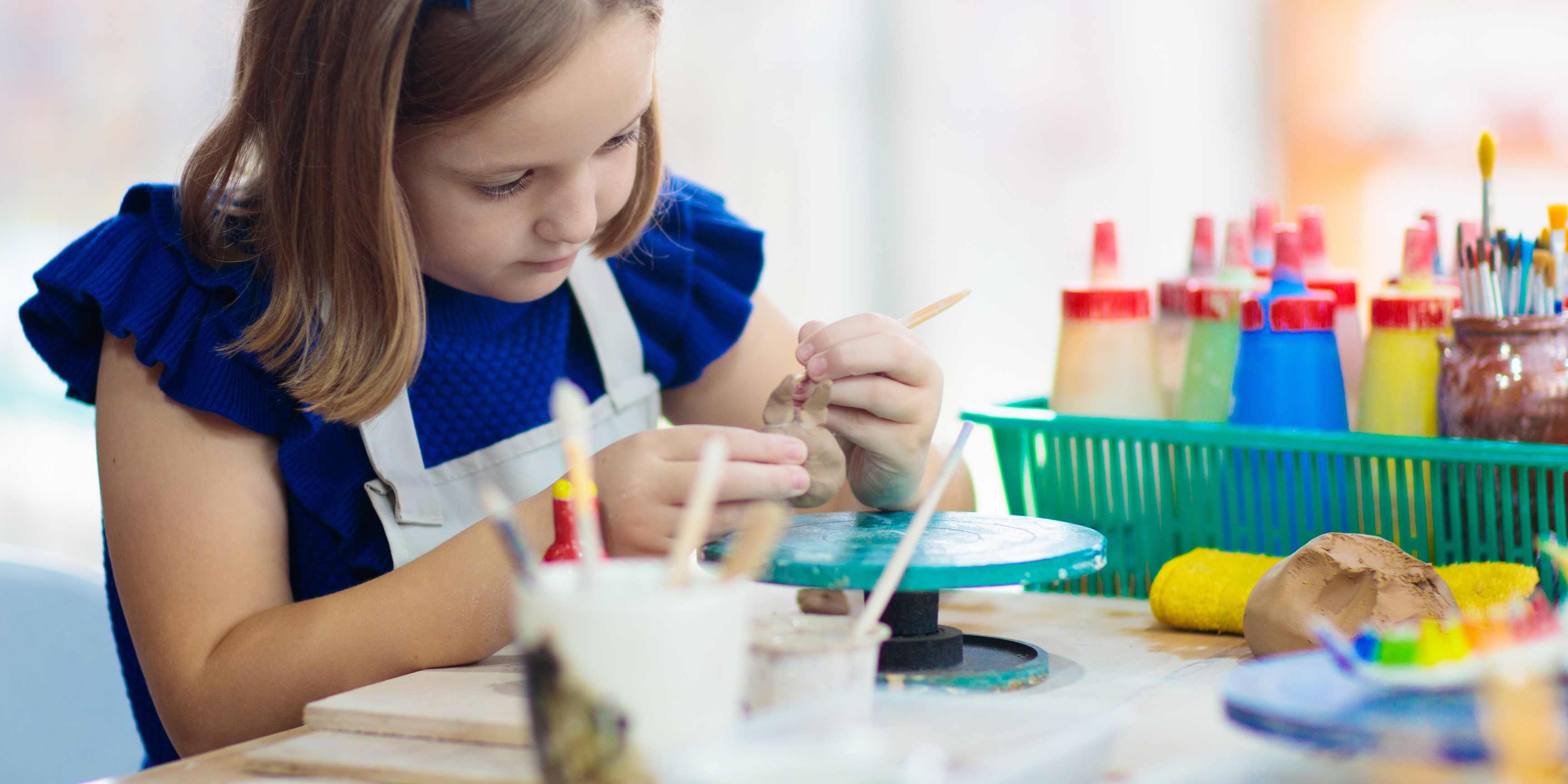 foto de una niña pintando su cerámica