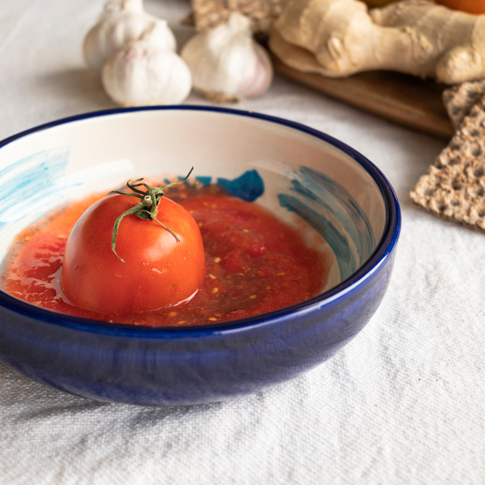 foto de un mediano plato rallador pez azul con tomates dentro