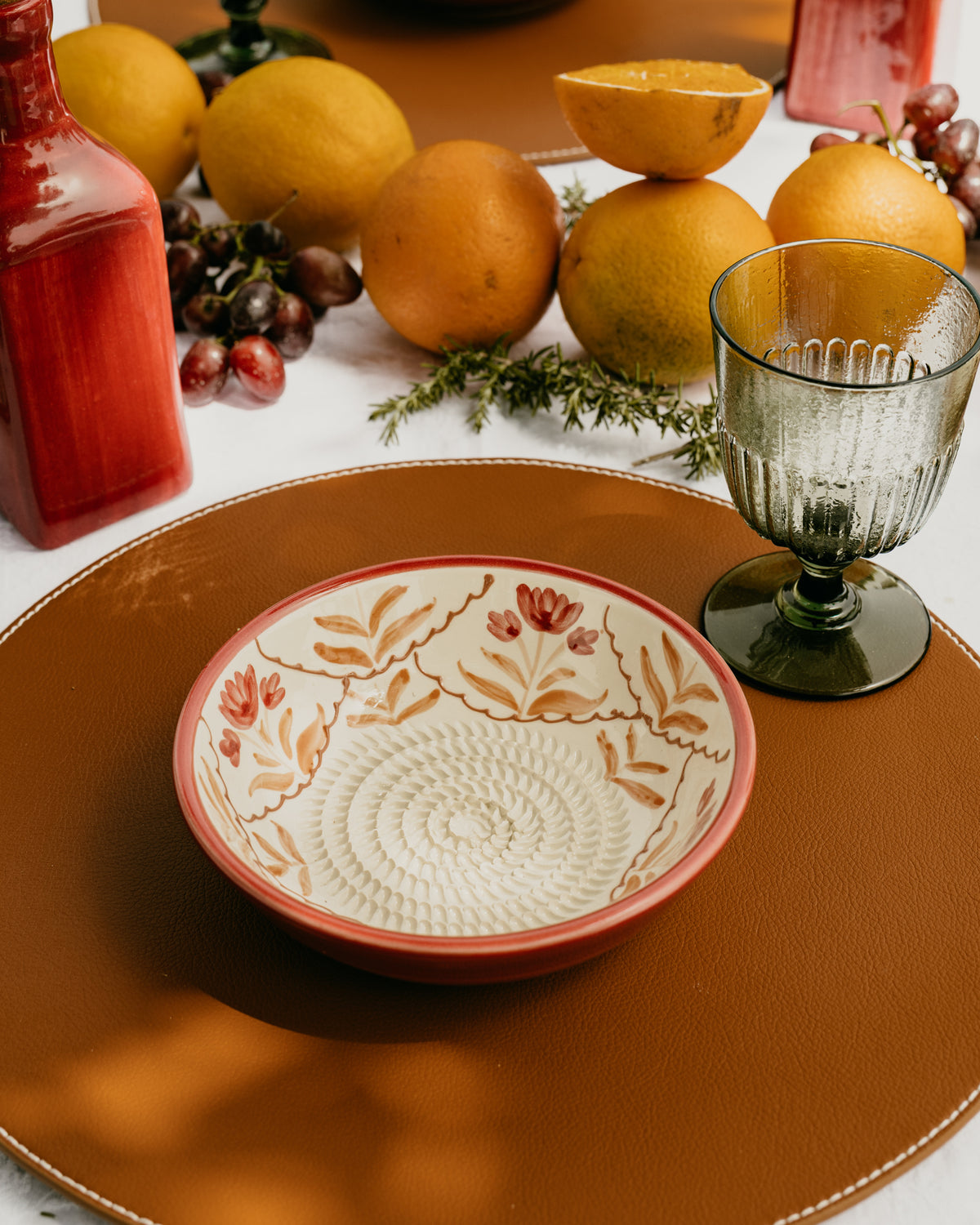 plato rallador otoñal en colores burdeos y ocre con florecitas

