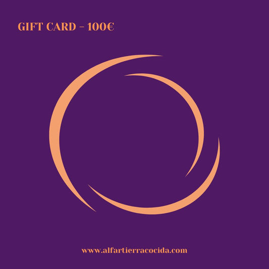 Es una tarjeta regalo violeta de 100€